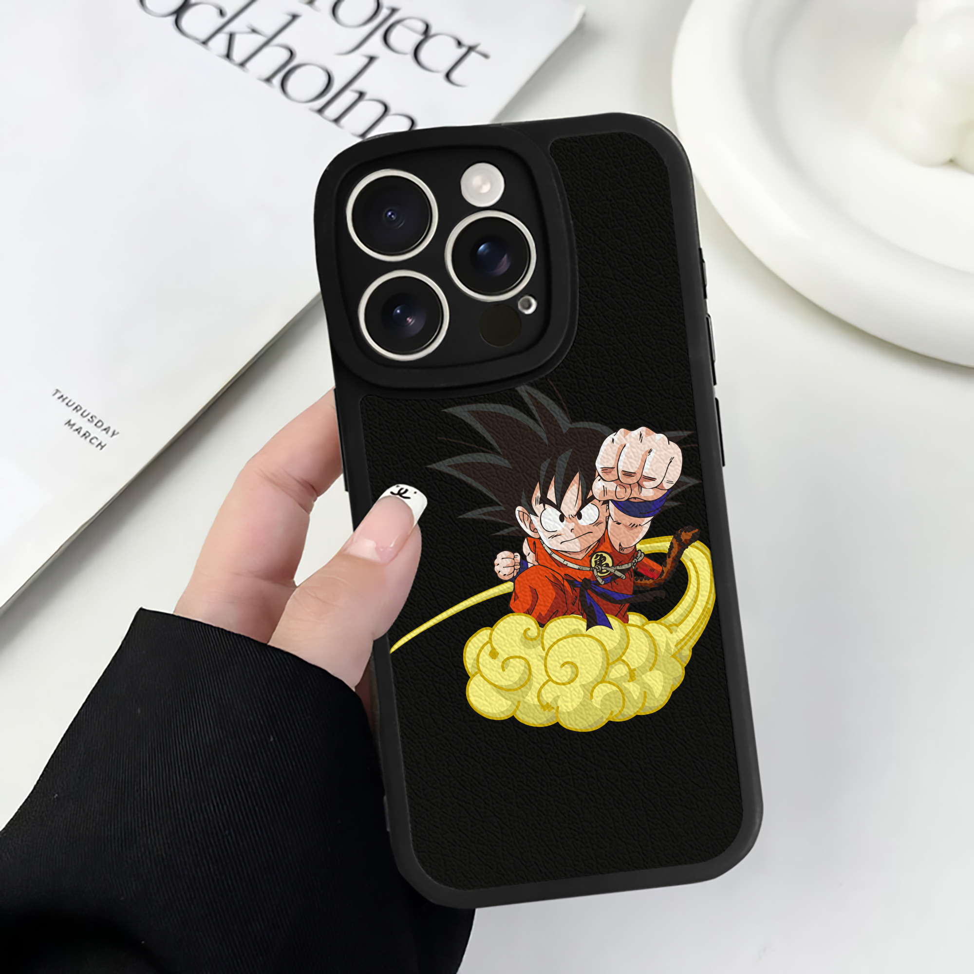 （画像用） ドラゴンボール 孫悟空（そん ごくう）Son Goku カカロット DRAGON BALL Kakarotto 【iPhone 16シリーズ対応】シリコンスマホケース（レザー調） 材質：シリコン